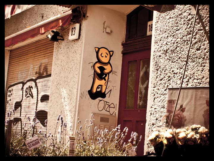 streetartberlinelbocho4 Little Lucy was here Berlin 2011